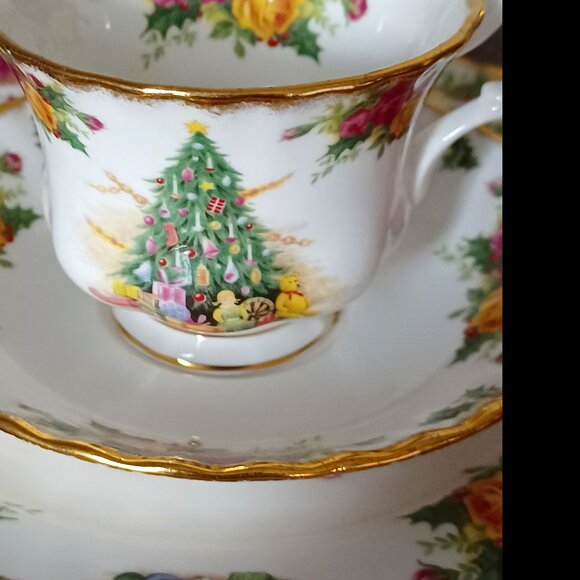 Vintage Royal Albert Christmas Magic Place Setting Tea Cup Saucer Plates 1990 - Picture 3 of 6